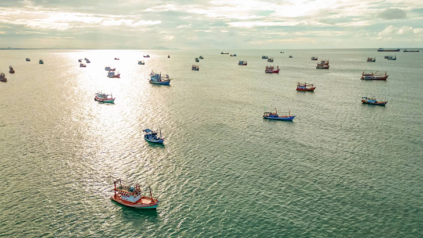 เรือประมงหลายร้อยลำ จอดหลบ"พายุตาลิม" เต็มอ่าวแสมสาร (มีคลิป)