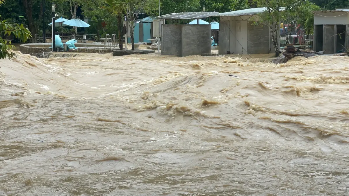 เมืองระนองลุ้นระทึก ฝนถล่มต่อเนื่อง หากยังไม่หยุดตกอาจได้ "จมบาดาล"