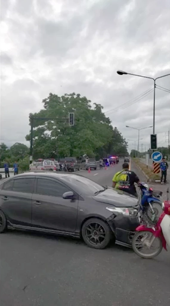 ชนสนั่นกลางสี่แยก! ไฟจราจรเป็นเหตุ โชว์ไฟเขียวทุกทาง บาดเจ็บ 9 ราย