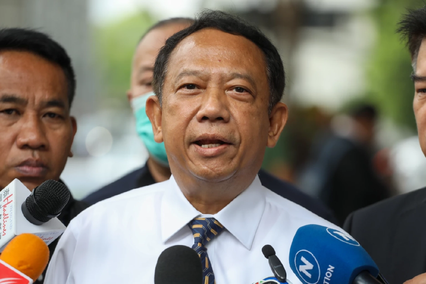 นายธาริต  เพ็งดิษฐ์  อดีตอธิบดีกรมสอบสวนคดีพิเศษ ให้สัมภาษณ๋ก่อนเข้ารับฟังคำพิพากษาคดี สลายนปช. 99 ศพ 