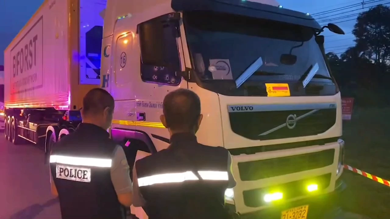 เปิดคลิป ยิงถล่ม"เทรลเลอร์" กระบะดักรอ ก่อนขับแซงใช้ 9 มม. 2 กระบอก พรุน 17 รู