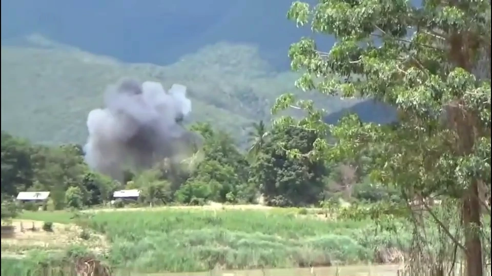 เปิดคลิป ทหารเมียนมา ทิ้งบอมบ์ตอบโต้ หลังถูก "กะเหรี่ยงคะยา" ซุ่มโจมตี