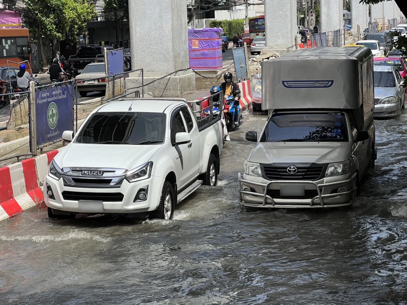 กทม. อ่วม ฝนตกหนักถนนลาดพร้าวน้ำท่วมสูง