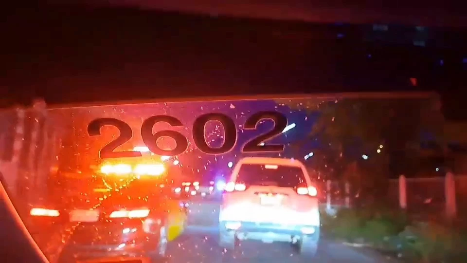 เปิดคลิป ไล่ล่าระทึก คาราวานขนแรงงานเถื่อน จับรถยนต์ได้ 2 หนีไป 4 คัน