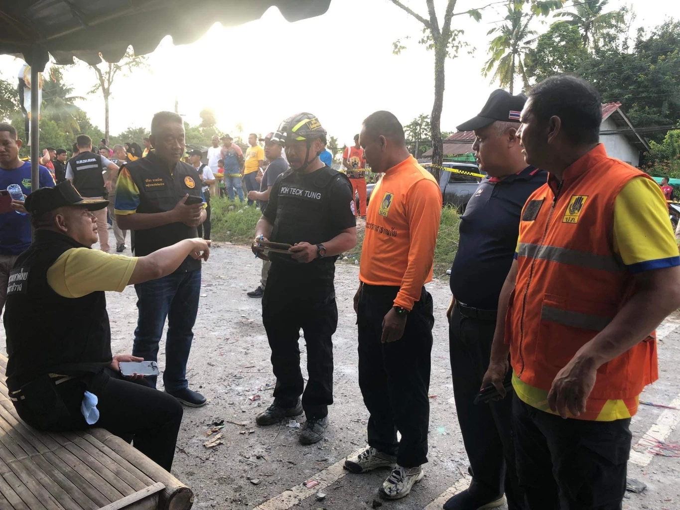 ผู้ว่าฯ นราธิวาส รุดตรวจสอบเหตุโกดังเก็บประทัดระเบิด เจ็บพุ่ง 115 ราย ดับสลด 9 ศพ