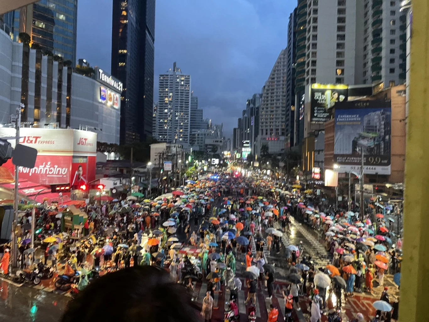 ม็อบ บก.ลายจุด ประกาศ"ยุติการชุมนุม"หลังโดนพระพิรุณกระหน่ำปลุกใส่เสื้อดำ