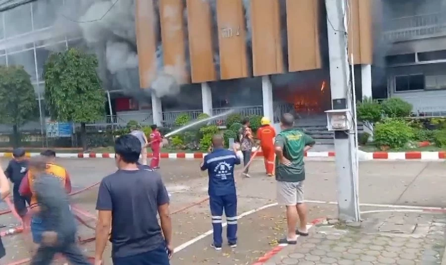 ระทึก! ไฟไหม้อาคารเรียน รร.พิบูลวิทยาลัย ก่อนงานสถาปนาเพียง 1 วัน