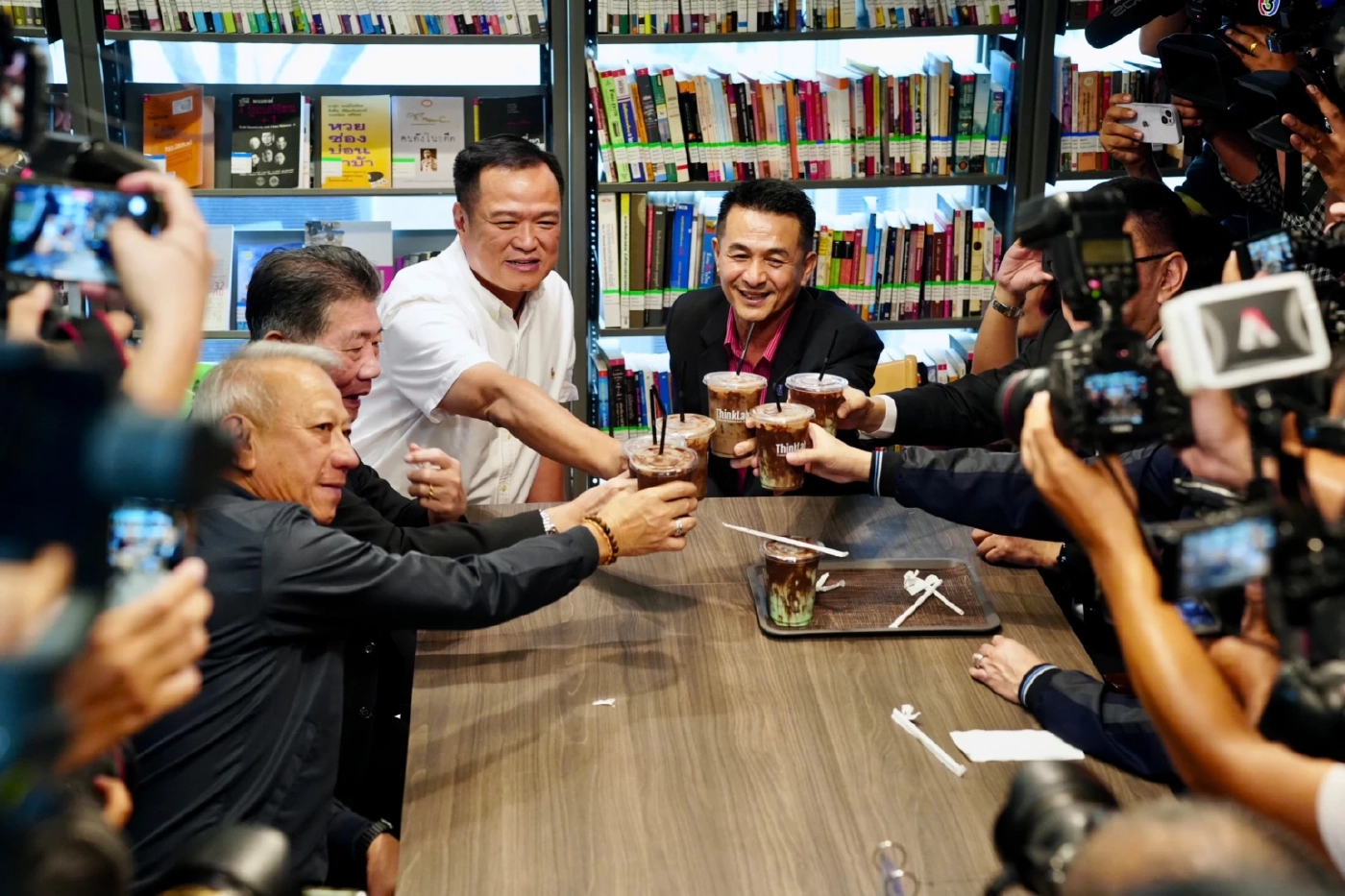 ชื่นมื่น! "ภูมิใจไทย-เพื่อไทย" โชว์ชนแก้วมินต์ช็อกสามัคคี ลำบากใจเงื่อนไขไม่เอาก้าวไกล