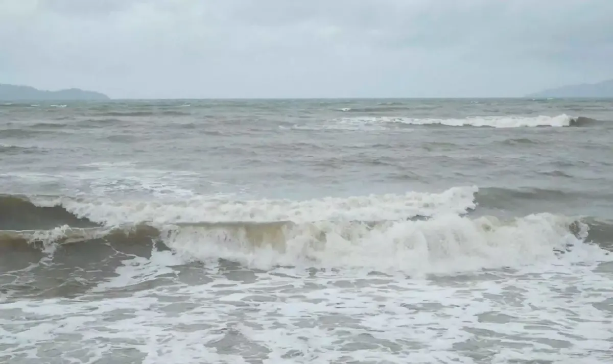 อช.หาดเจ้าไหม ปักธงแดง เตือน นทท.ห้ามลงเล่นน้ำทะเลเด็ดขาด