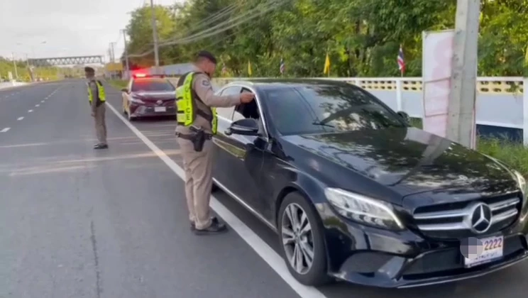 จับหนุ่มซิ่งเบนซ์หรู ปิดสติ๊กเกออำพรางทะเบียน ป้ายสีรถคันอื่นรับผิด