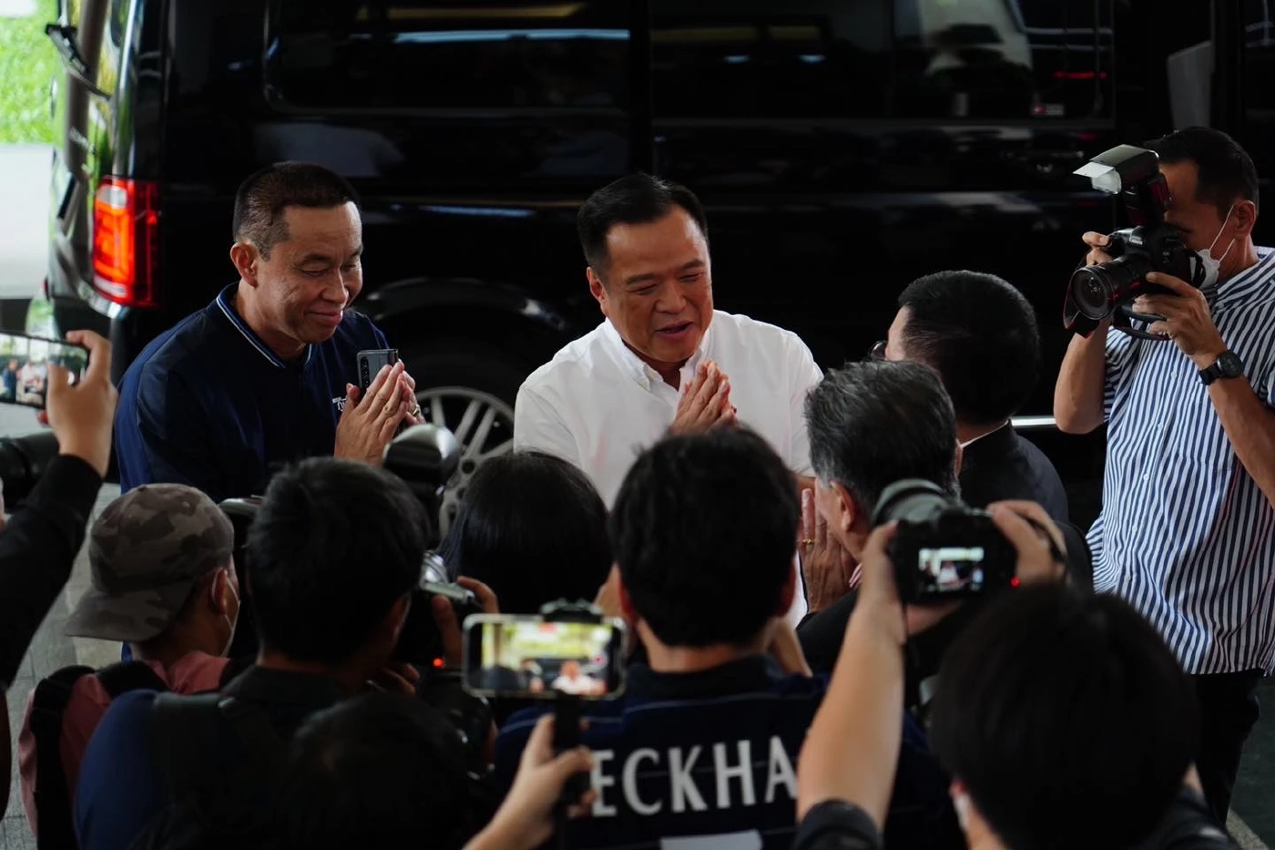 "อนุทิน ควง ศักดิ์สยาม-ไชยชนก ลูกเนวิน" คุยเพื่อไทย เจรจาหาทางออกประเทศ