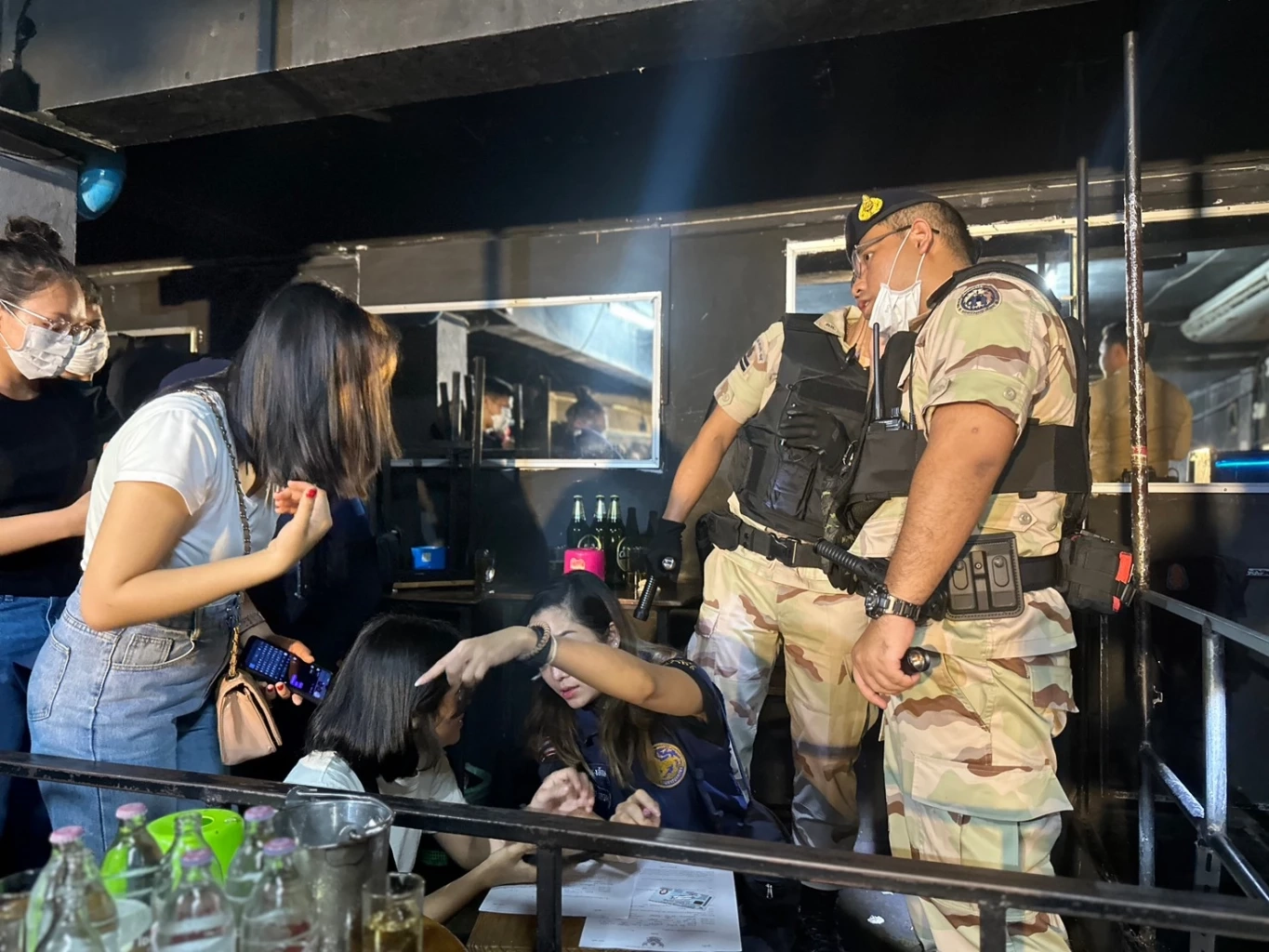 กรมการปกครอง บุกจับร้านลาบ ลอบเปิดผับต่างด้าวกลางกรุง