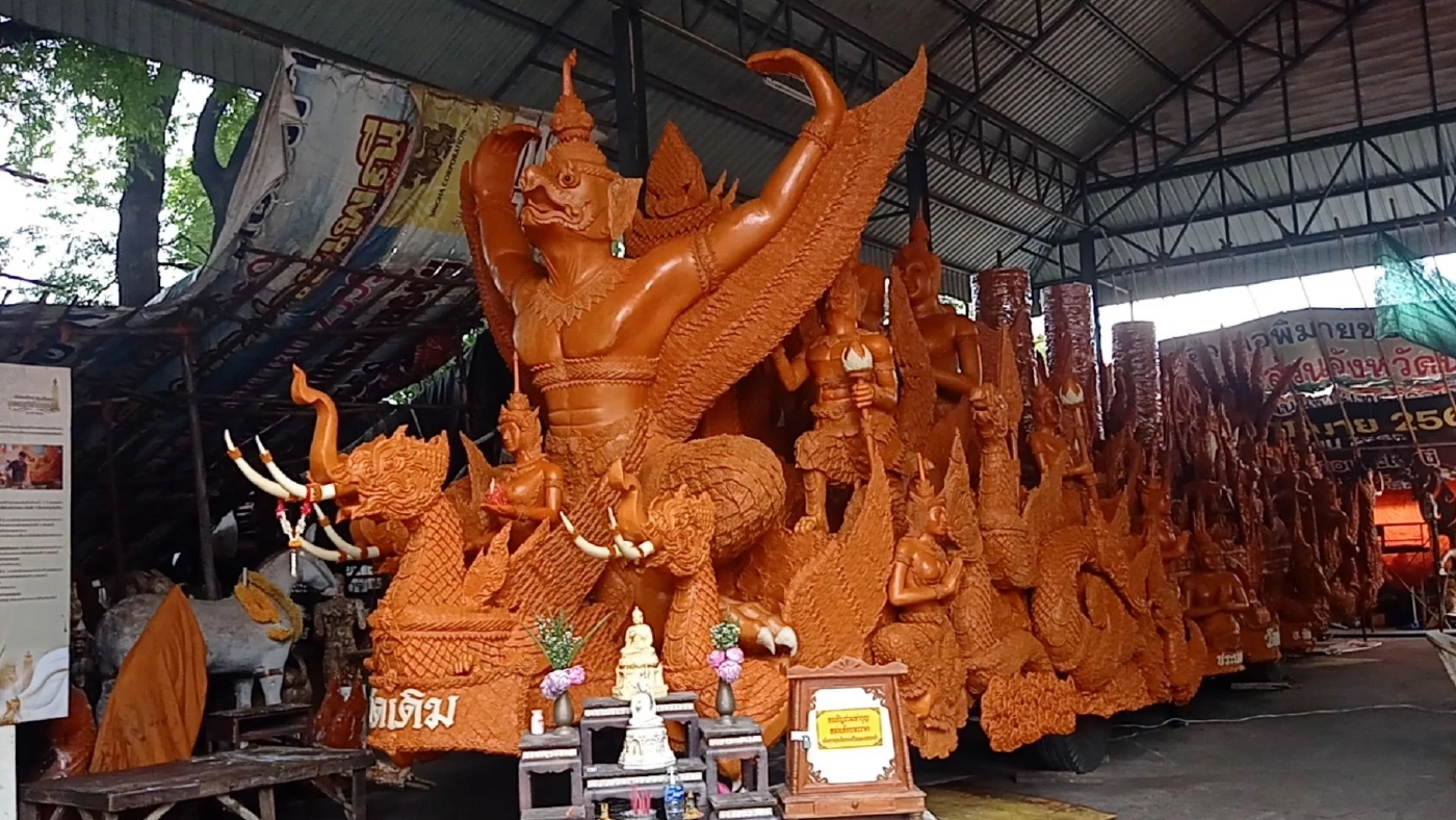 ช่างเทียนโคราช แกะสลักเทียนพรรษาล้อการเมือง "พิธาจับมืออุ๊งอิ๊งค์" ร่วมตั้งรัฐบาล