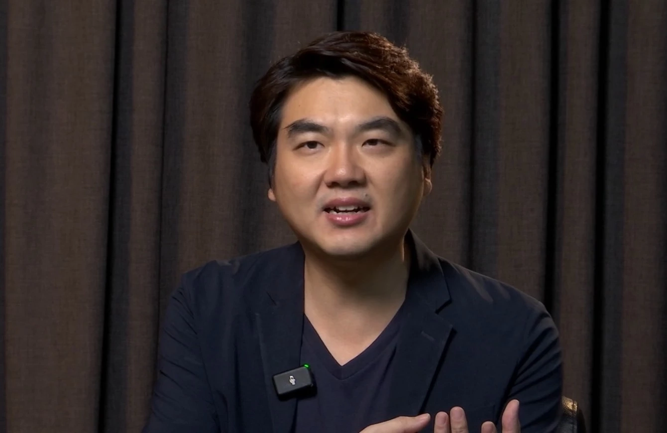 ปิยบุตร แสงกนกกุล  เลขาธิการคณะก้าวหน้า  