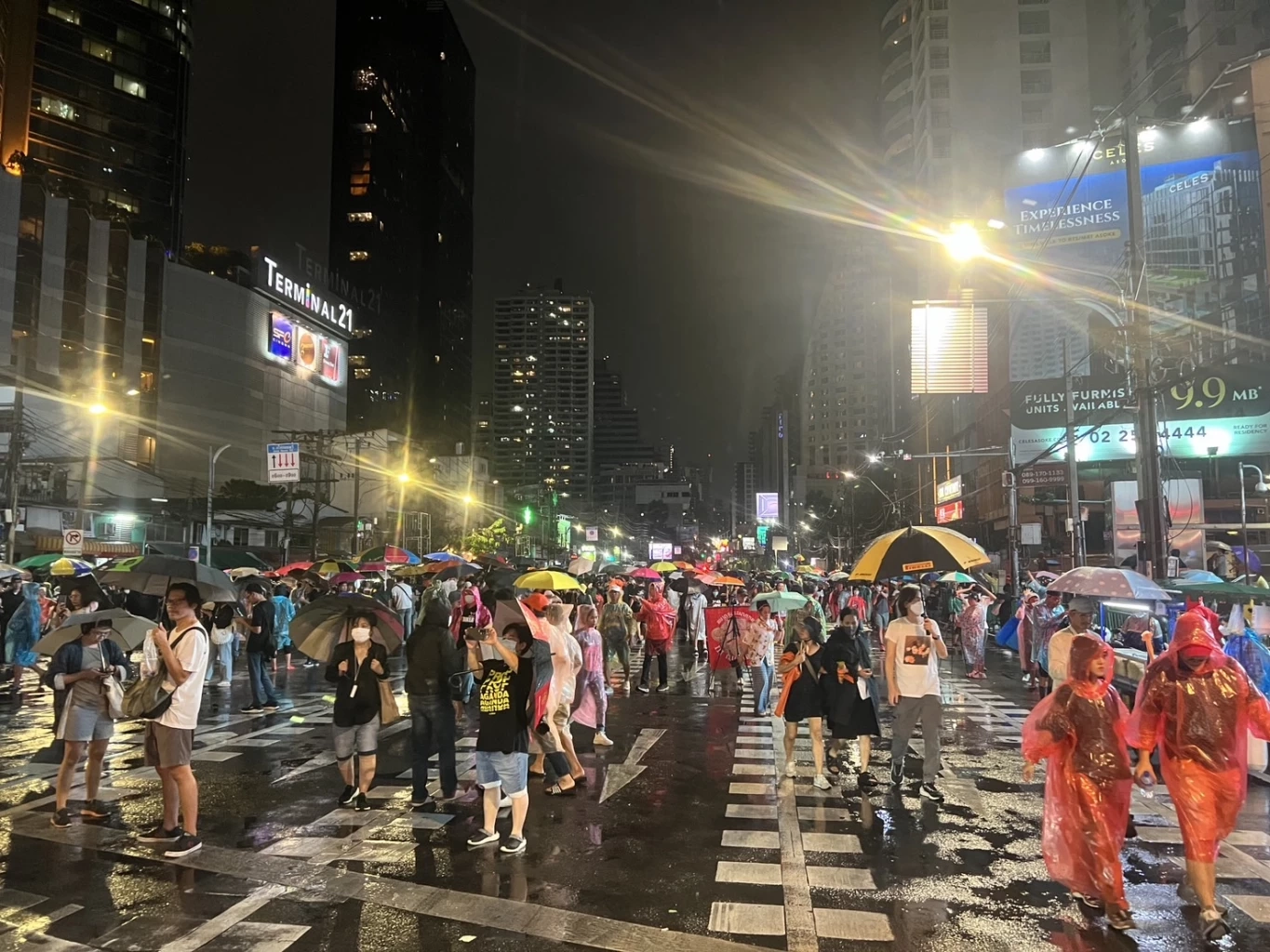 บรรยากาศการชุมนุมของกลุ่ม บก.ลายจุด สมบัติ บุญงามอนงค์ เมื่อเวลา 20.00 น. ก่อนประกาศยุติการชุมนุม 