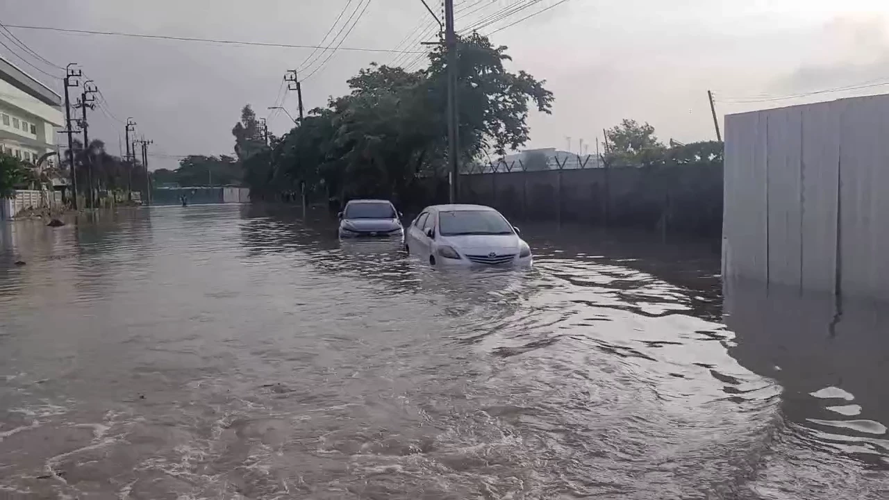 ฝนถล่มหนัก"นิคมบางปู" น้ำทะลักท่วมอ่วม เร่งระบายลดระดับน้ำ (มีคลิป)