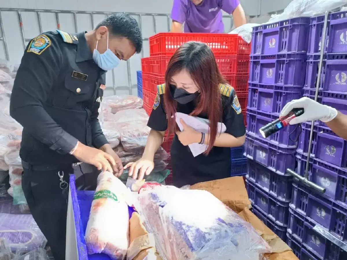 ตร.-ปศุสัตว์ ทลายแหล่งซุกหมูเถื่อน ยึดของกลางร่วม 2 ตัน
