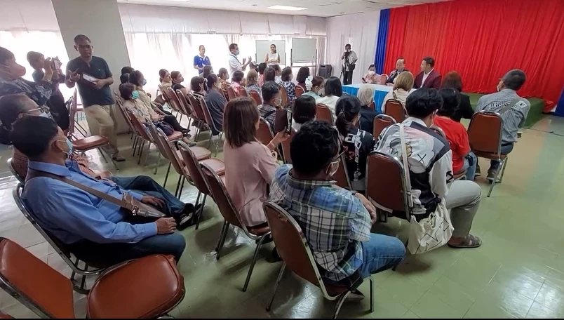 ชาวบ้านโวย "อบต.ราชาเทวะ" ทิ้งสิ่งปฏิกูลลงบึงน้ำ ทำปลาตา เหม็นทั่วหมู่บ้าน