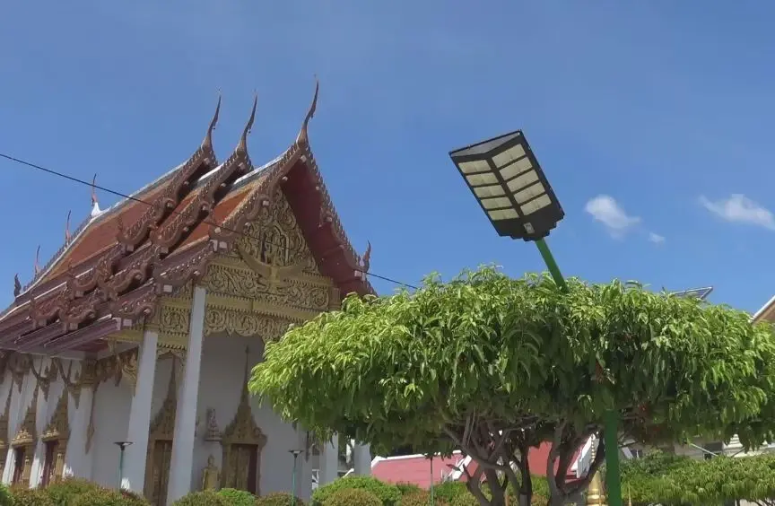 ฮือฮา! วัดดังสงขลา ขึ้นป้ายบอกบุญญาติโยม เปลี่ยนเทียนพรรษาเป็นโซลาร์เซลล์แทน