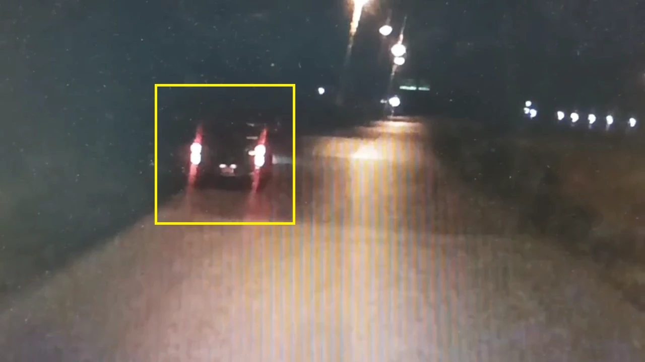 รถกระบะป้ายแดงต้องสงสัย จอดรอรถเทรลเลอร์ ก่อนขับแซงประกบยิง