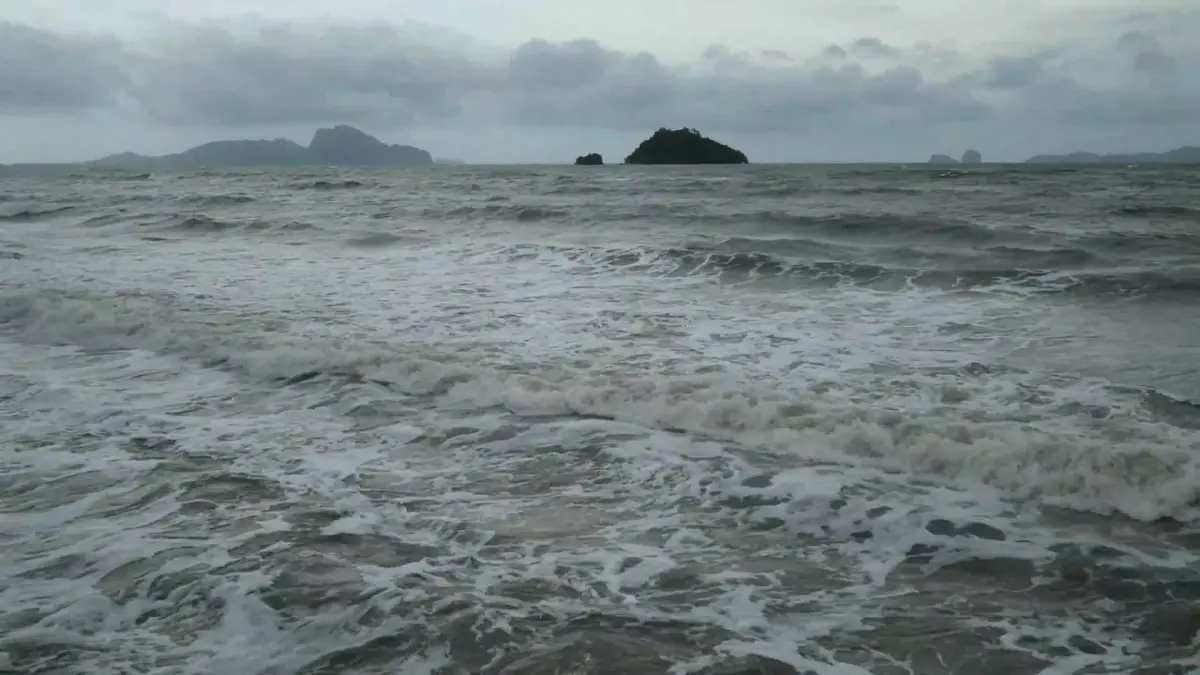 อช.หาดเจ้าไหม ปักธงแดง เตือน นทท.ห้ามลงเล่นน้ำทะเลเด็ดขาด