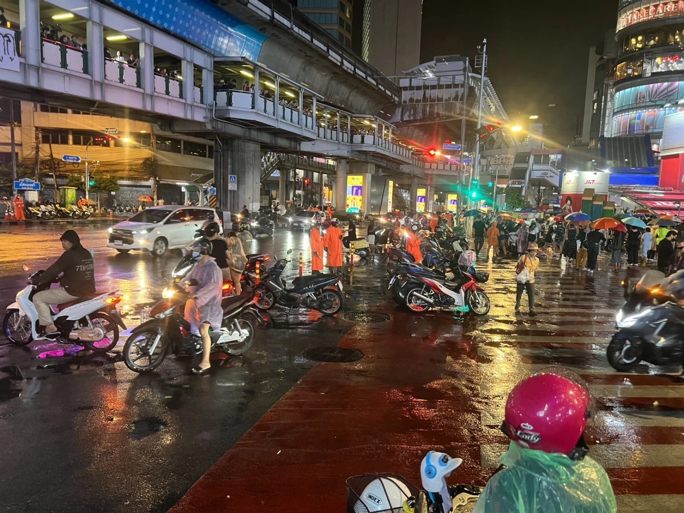 ม็อบ บก.ลายจุด ประกาศ"ยุติการชุมนุม"หลังโดนพระพิรุณกระหน่ำปลุกใส่เสื้อดำ