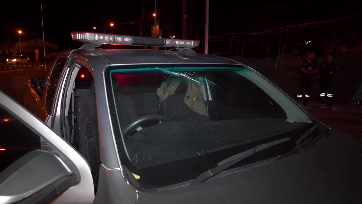 สาวถูกเก๋งตัดหน้า หลบชนรถตำรวจจอดข้างทางกลางดึก ใกล้สถานบันเทิง