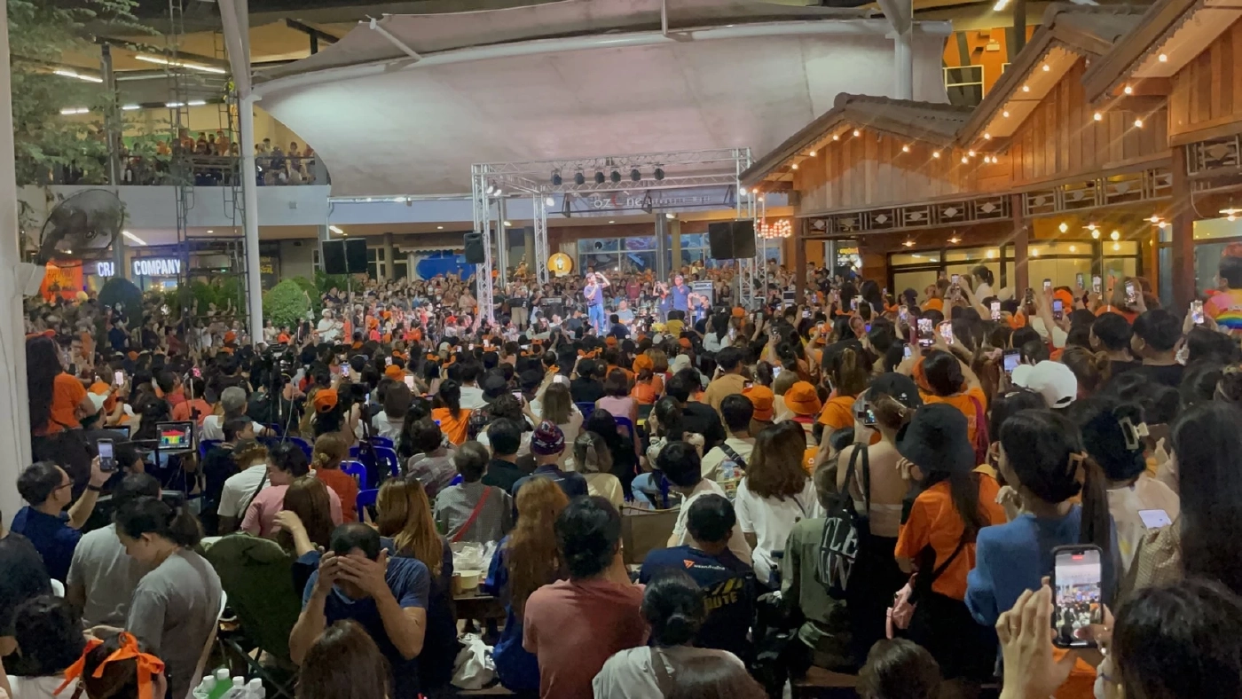 พิธา ลั่น ยังมีสิทธิ์เป็นนายกฯ เดินเข้าสภาฯ-ทำเนียบ