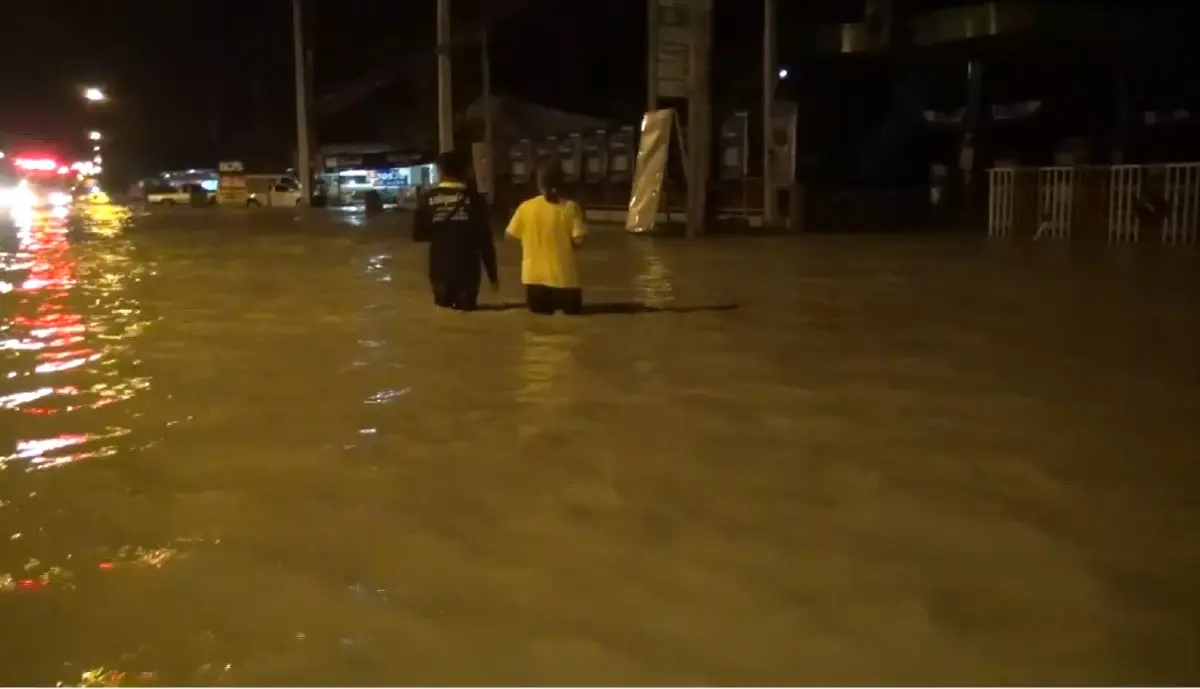 ระทึก! ฝนถล่มหนัก น้ำป่าทะลัก ทำอำเภอปะคำ "จมบาดาล" กลางดึก