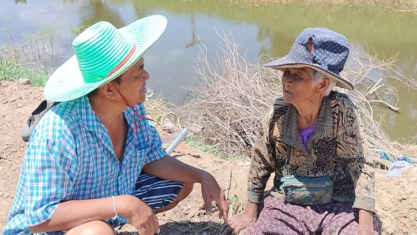 ชีวิตไม่ยอมแพ้! ยาย 88 ปี เดินหลังค่อมหาไม้เผาถ่าน เลี้ยงลูก 55 ปี โรครุมเร้า