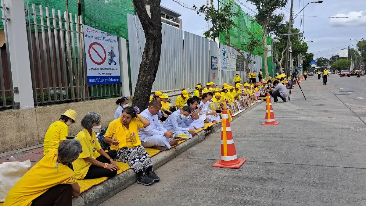 ประชาชนทยอยเข้าเฝ้ารับเสด็จ "ในหลวง-ราชินี" ทำพิธีเปิดประชุมสมัยประชุมสามัญประจำปี
