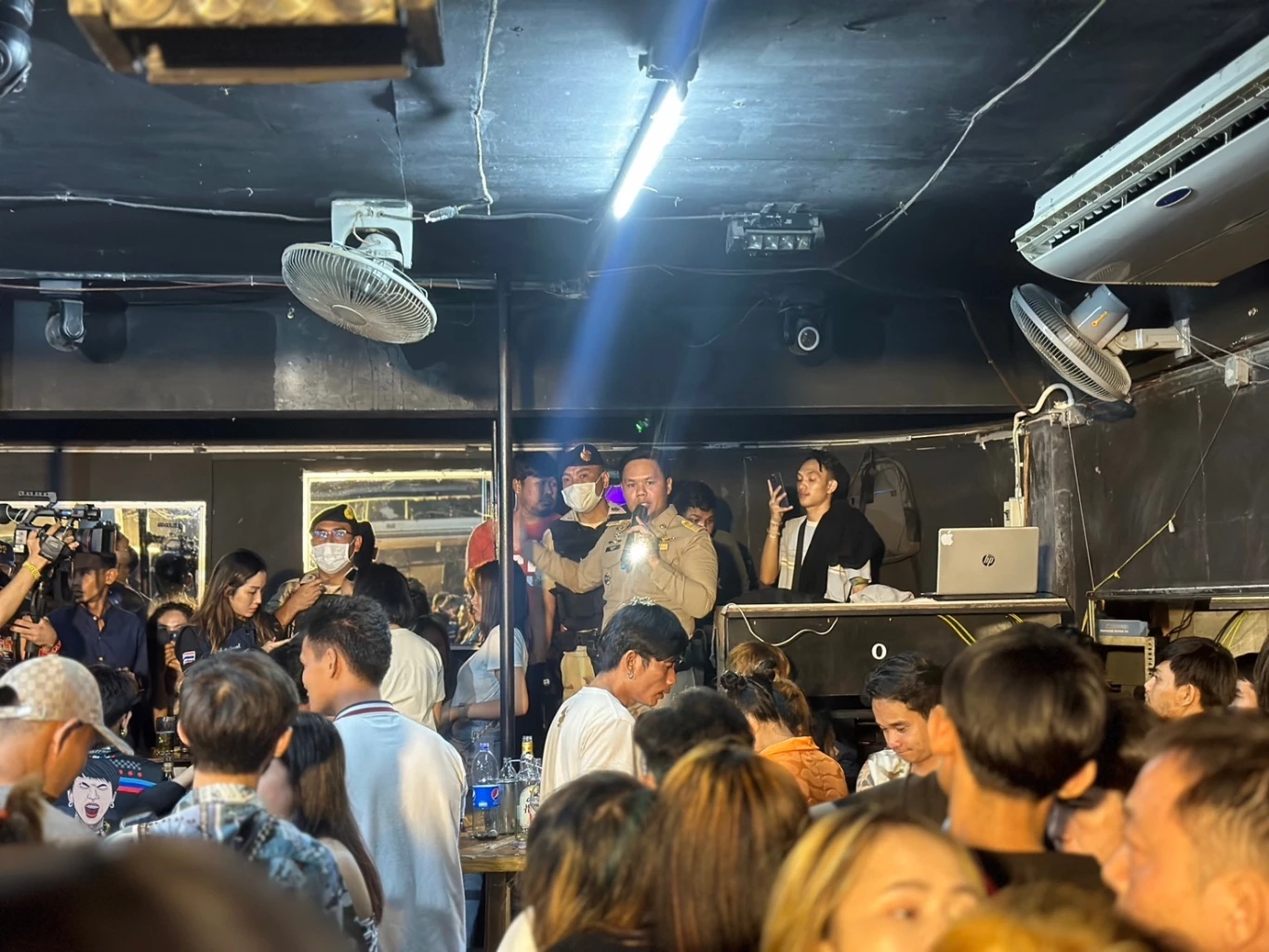 กรมการปกครอง บุกจับร้านลาบ ลอบเปิดผับต่างด้าวกลางกรุง