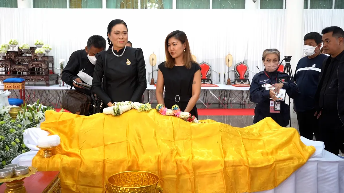 คนดังร่วม พิธีพระราชทานน้ำหลวงอาบศพ "ครูชลธี" แน่นวัดไร่ขิง