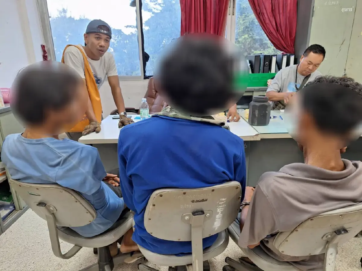 ตร.บุกทลายแหล่งผลิตปืนเถื่อน อึ้ง! คนงานได้ค่าจ้างเป็นยาบ้า วันละ 4 เม็ด