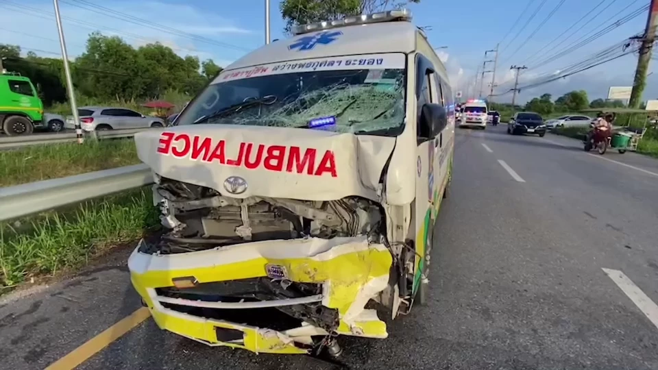 เปิดคลิปสุดสลด รถยนต์แม่บ้าน เลี้ยวตัดหน้ารถตู้กู้ชีพฯ ชนสนั่นร่างปลิวดับ