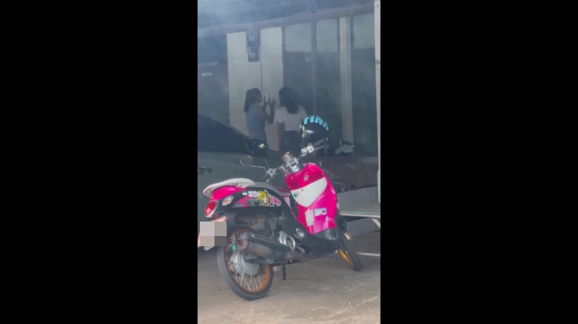 ภาพขณะ น.ส.ซี บุกไปจับโป๊ะสามีสิบโทที่ค่าย