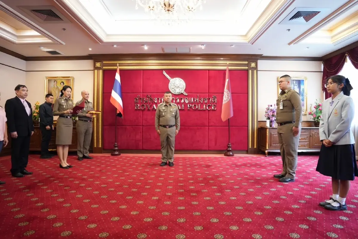 “ทำดี มีรางวัล” ตร.สกัดโดดสะพาน - ม.6 CPR ผู้ป่วยเจริญกรุง