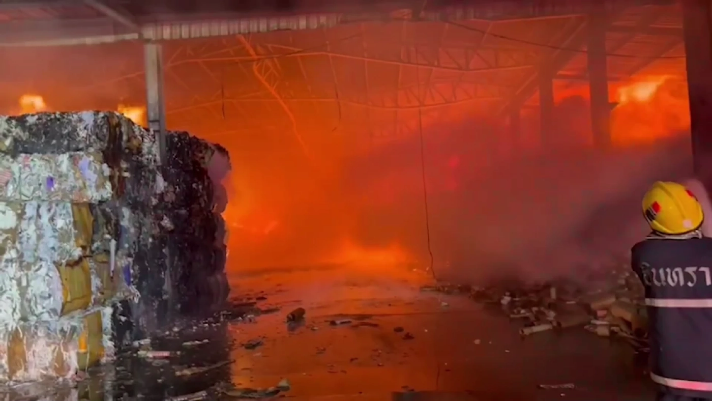 เปิดคลิประทึก ไฟไหม้โกดังรีไซเคิลกระดาษ เผากองกระดาษ 1 พันตันวอด