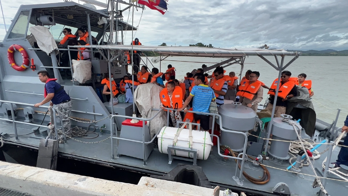 ระทึกกลางทะเล เรือเฟอร์รี่ข้ามเกาะช้างเครื่องดับ 31 ชีวิตลอยเคว้งกลางทะเล