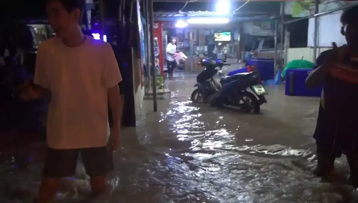 ระทึก! ฝนถล่มหนัก น้ำป่าทะลัก ทำอำเภอปะคำ "จมบาดาล" กลางดึก