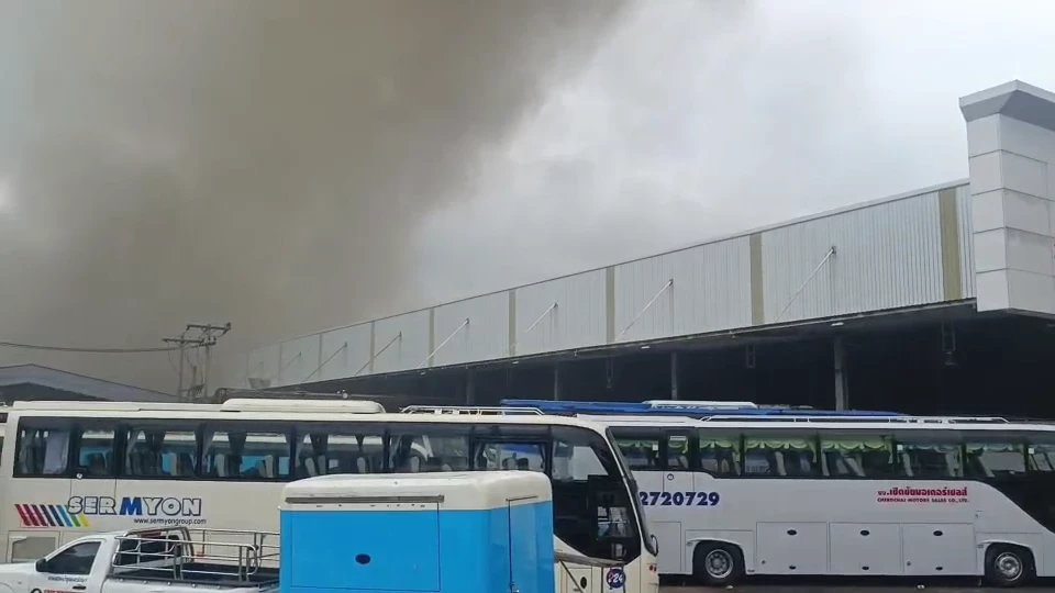 ด่วน! ไฟไหม้ อู่เชิดชัย"เจ้เกียว" เร่งนำโฟมและสารเคมี ฉีดสกัดเพลิง (มีคลิป)