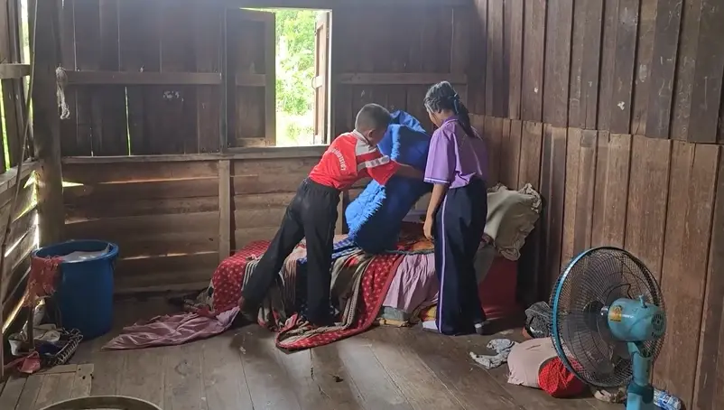 สุดเวทนา! 2 พี่น้องเมืองเพชร แม่ติดคุกต้องอยู่ตามลำพัง ในบ้านที่ใกล้ผุพัง