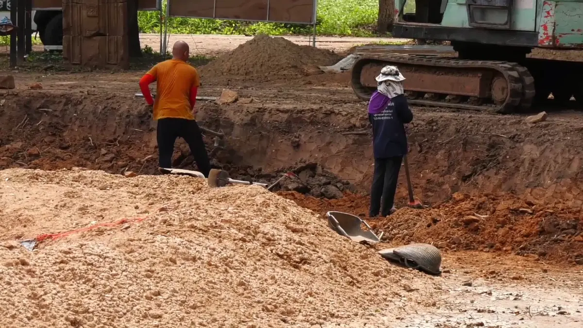 ขุดพบทับหลังอายุพันปี สภาพสมบูรณ์ ที่โคราช ยุคศตวรรษที่ 16-17  (มีคลิป)