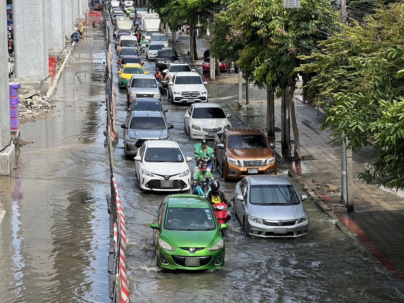 กทม. อ่วม ฝนตกหนักถนนลาดพร้าวน้ำท่วมสูง