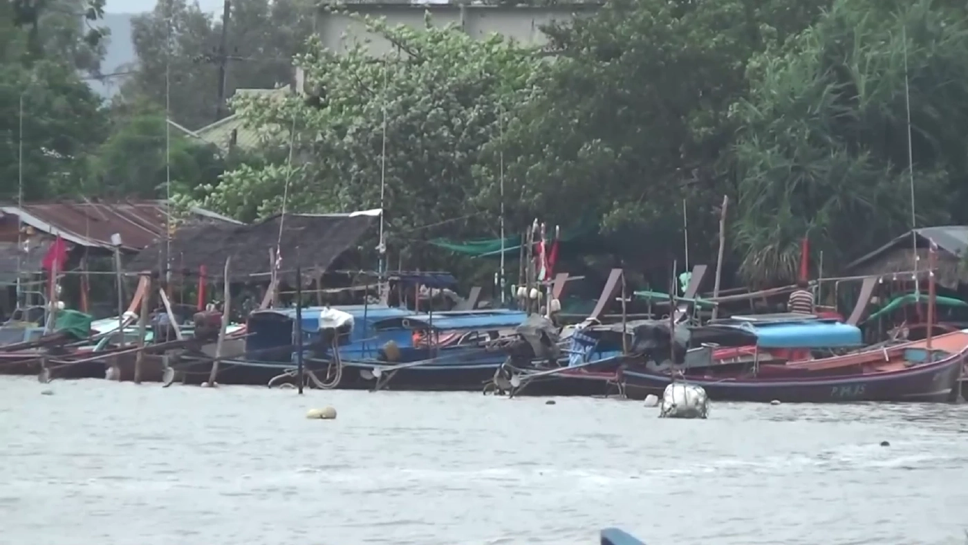 ฝนถล่มสตูล น้ำทะเลหนุน ทะลักท่วมบ้านพังเสียหาย คลื่นลมแรงซัดเรือล่มหลายลำ