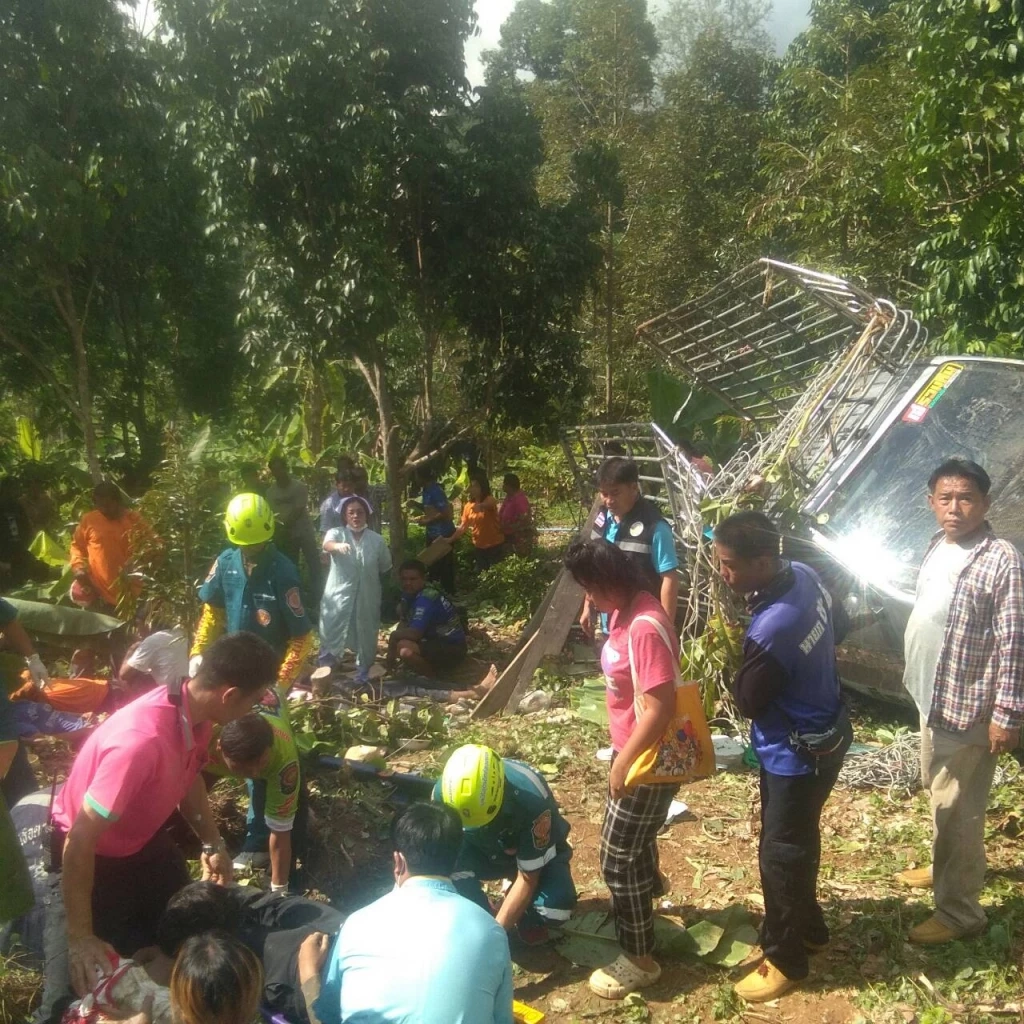 ระทึก รถคนงานบรรจุทุเรียนลับแลคว่ำ เหตุคนขับไม่ชำนาญเส้นทาง เจ็บ 15 สาหัส 9