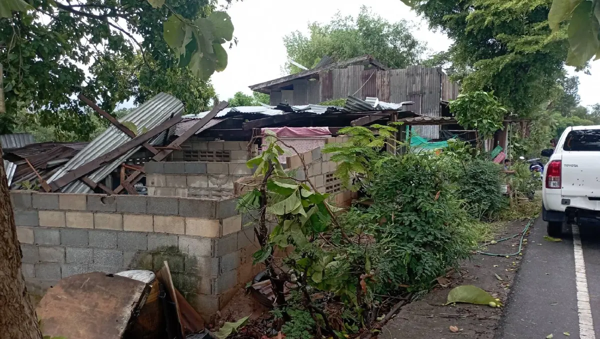 ชาวบ้านพรหมพิรามอ่วม เกิด "วาตภัย" ในพื้นที่ 6 หมู่บ้าน บ้านเรือน ปชช. พังยับ