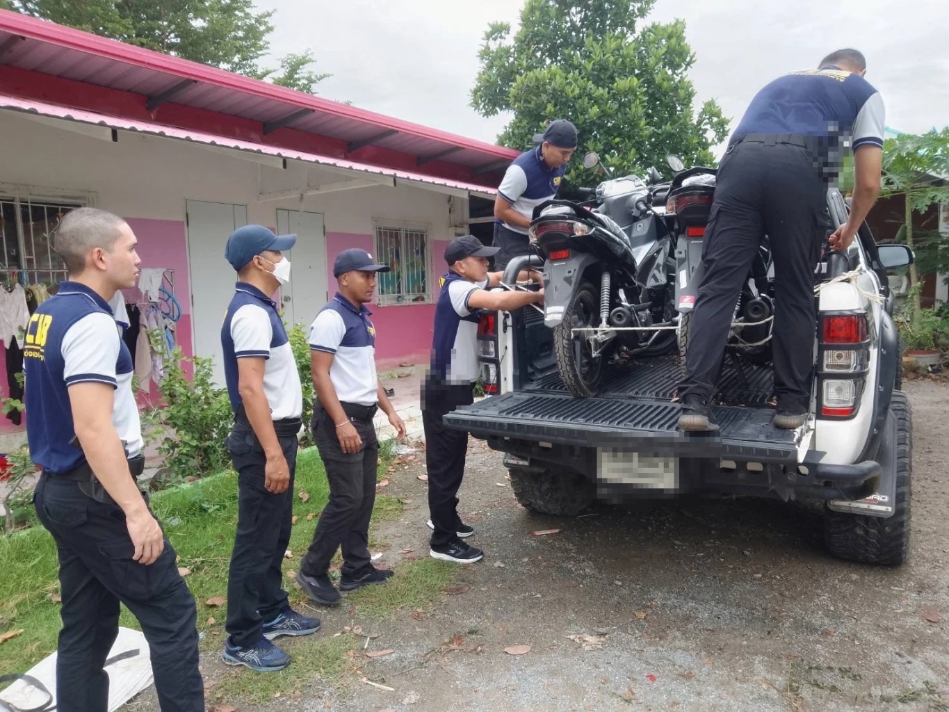 บุกรวบ 2 ตัวการเครือข่ายหลอกดาวน์รถป้ายแดง ส่งขายเมียนมา