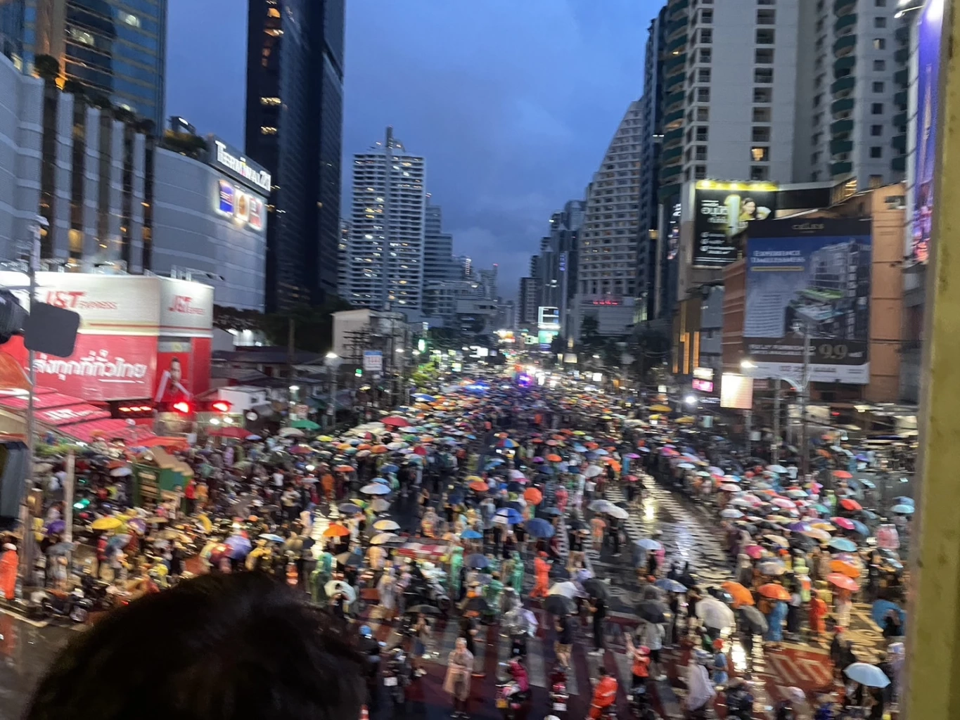 ม็อบ บก.ลายจุด ประกาศ"ยุติการชุมนุม"หลังโดนพระพิรุณกระหน่ำปลุกใส่เสื้อดำ