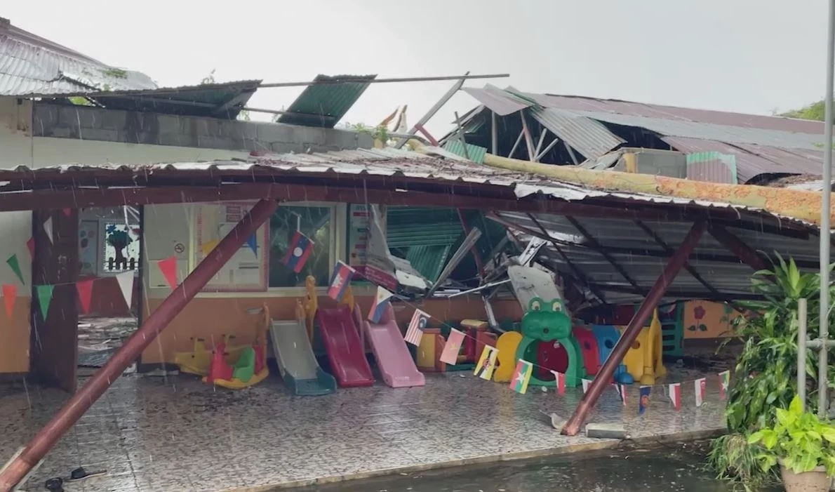 พายุพัดกระหน่ำ ต้นไม้ล้มทับศูนย์เด็กเล็ก เจ็บ 6 คน